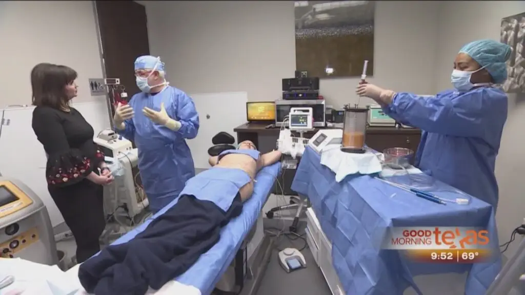Dr. Bill Johnson performing awake Lipo 360 live on TV, highlighting the importance of having the same doctor for cosmetic surgery from start to finish, equipo